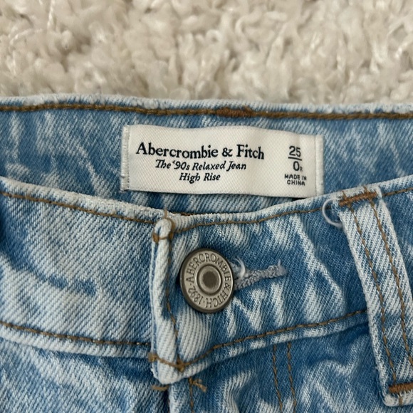 Abercrombie & Fitch High Rise 90s Relaxed Jean - Picture 16 of 16